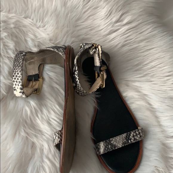 Banana Republic snakeskin flats - Picture 4 of 8